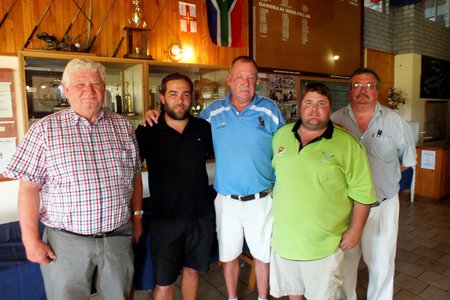 Herberg-aan-See Gholfdag se 2de wenspan, met vlnr Wollie Jacobs, Daniel van der Merwe (speler), Bev Swart, Lambert Smith (speler) en John van Rooyen